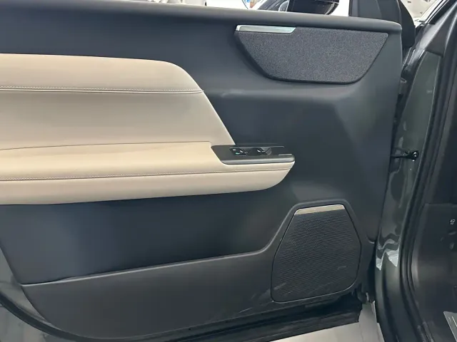 Volvo XC70 Plug-in Hybrid — Фото автомобиля 8