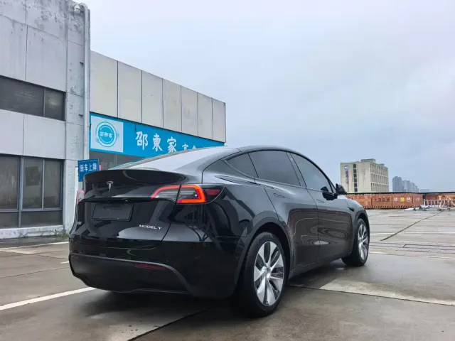 Tesla Model Y — Фото автомобиля 8