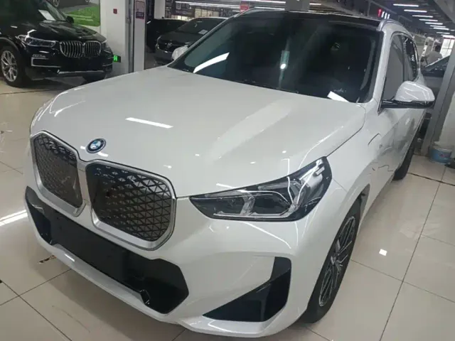 Фотография автомобиля — BMW iX1