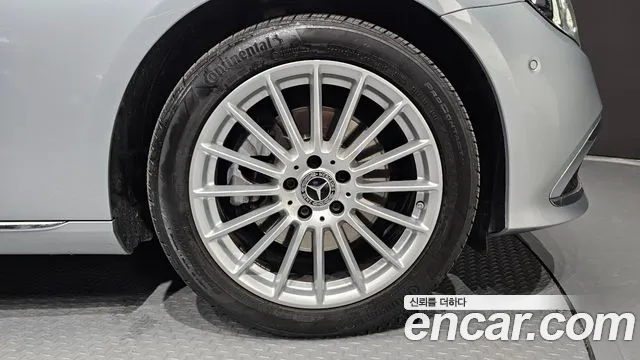 Mercedes-Benz E-Class — Фото автомобиля 5