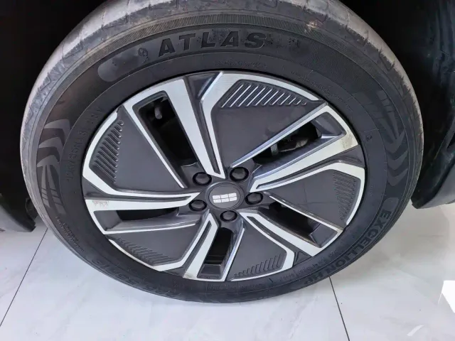 Geely Galaxy Starship 7 EM-i — Фото автомобиля 12