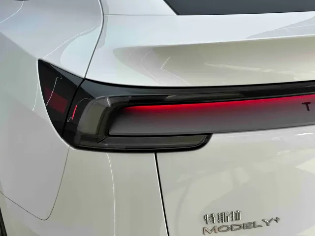 Tesla Model Y — Фото автомобиля 16