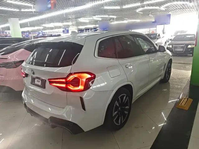 BMW iX3 — Фото автомобиля 6
