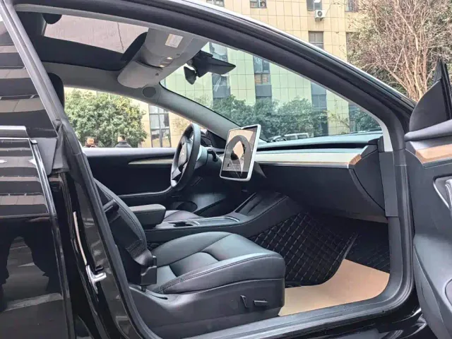 Tesla Model 3 — Фото автомобиля 7