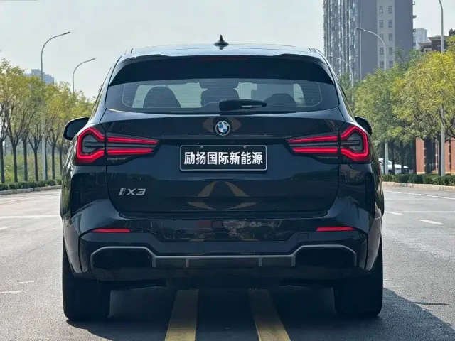 BMW iX3 — Фото автомобиля 8