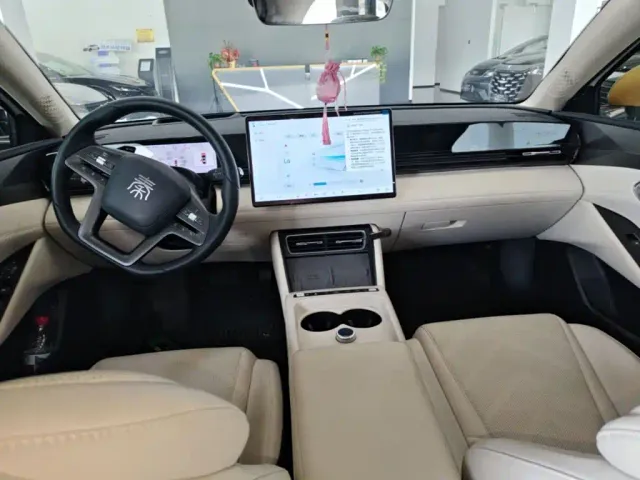 BYD Qin L — Фото автомобиля 9