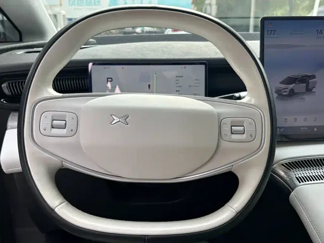 Xpeng X9 — Фото автомобиля 13