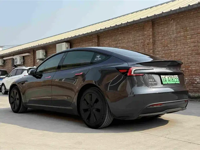 Tesla Model 3 — Фото автомобиля 15