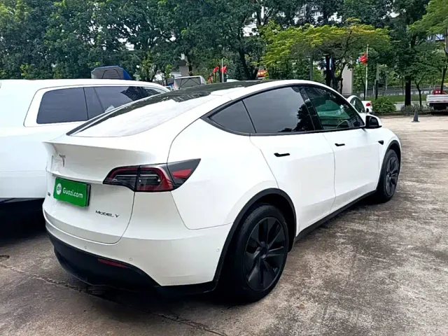 Tesla Model Y — Фото автомобиля 6