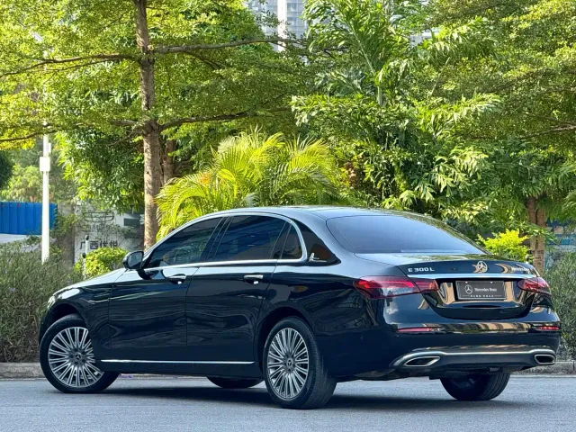 Mercedes-Benz E-Class — Фото автомобиля 4