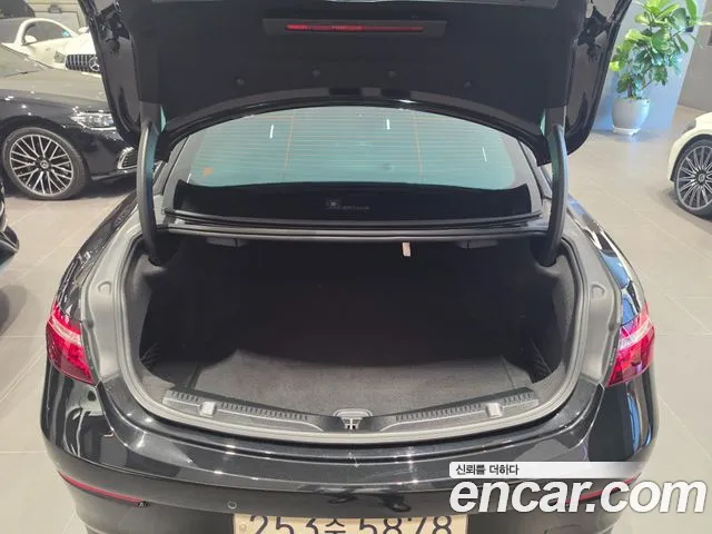 Mercedes-Benz E-Class — Фото автомобиля 17