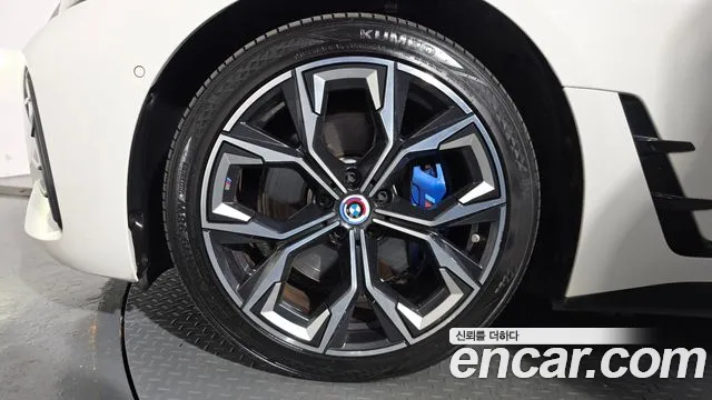 BMW i4 — Фото автомобиля 4
