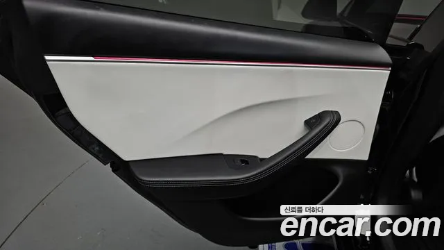 Tesla Model 3 — Фото автомобиля 24
