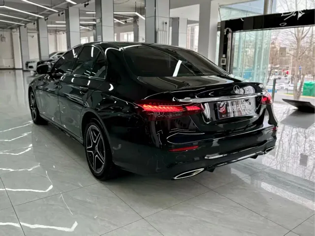Mercedes-Benz E-Class — Фото автомобиля 3