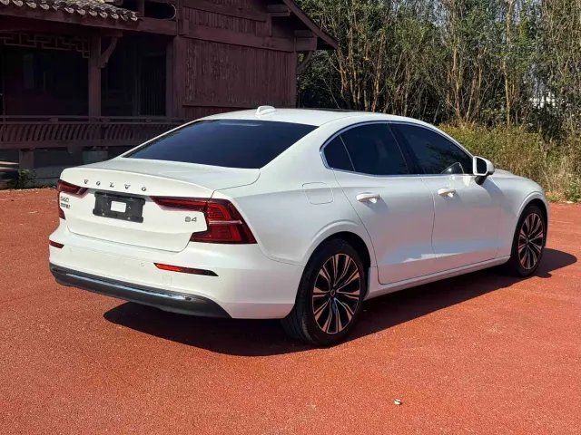 Volvo S60 — Фото автомобиля 9