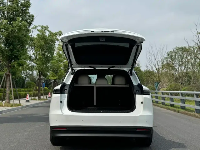 Li Auto i6 — Фото автомобиля 21