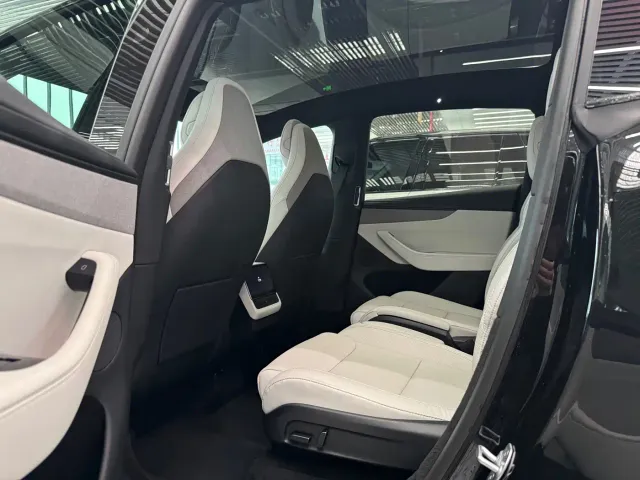Tesla Model Y L — Фото автомобиля 8