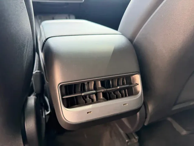 Tesla Model Y — Фото автомобиля 17