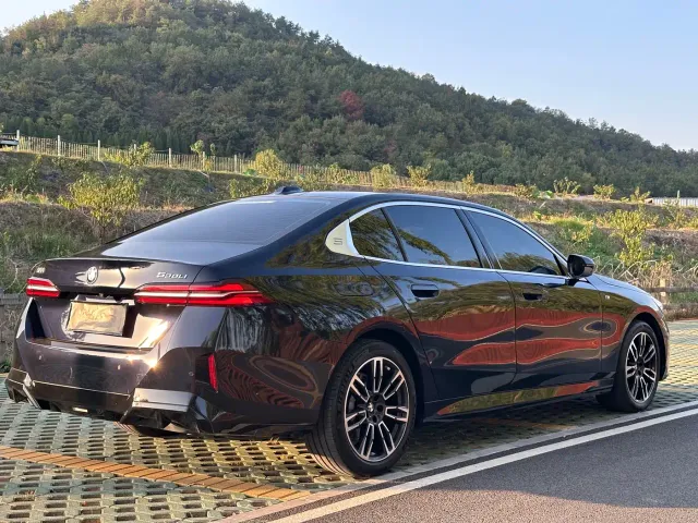 BMW 5 Series — Фото автомобиля 17