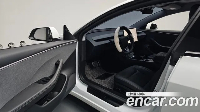 Tesla Model 3 — Фото автомобиля 10