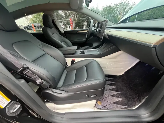 Tesla Model Y — Фото автомобиля 12