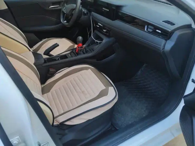 Roewe i5 — Фото автомобиля 8