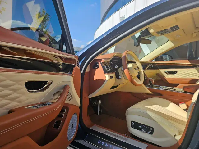 Bentley Flying Spur — Фото автомобиля 4