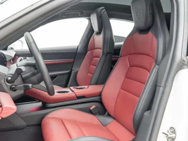 Porsche Taycan — Фото автомобиля 17