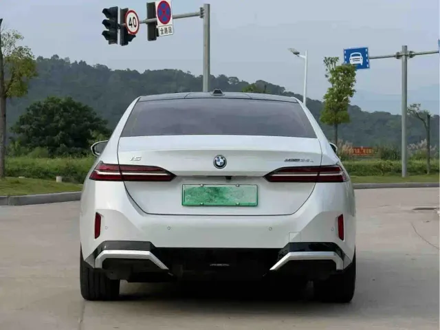 BMW i5 — Фото автомобиля 4