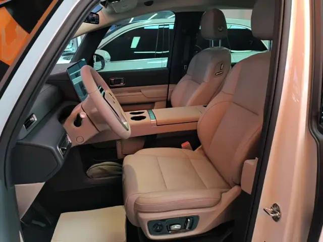 Li Auto MEGA — Фото автомобиля 14