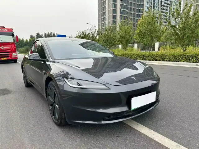 Tesla Model 3 — Фото автомобиля 3