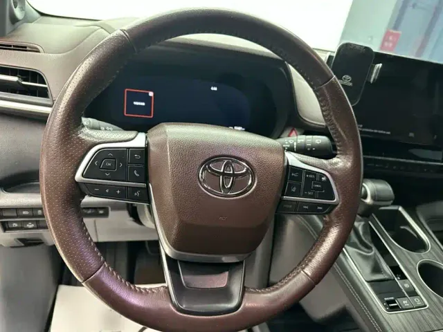 Toyota Sienna — Фото автомобиля 2