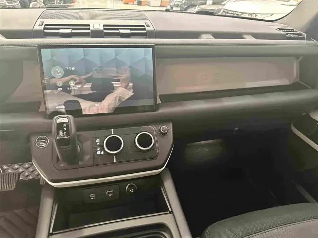 Land Rover Defender — Фото автомобиля 10