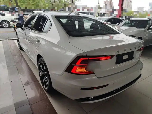 Volvo S60 — Фото автомобиля 4