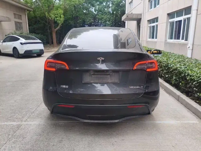 Tesla Model Y 2024 Rear-Wheel Drive Version — Фото автомобиля 5