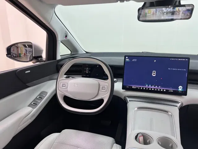 Xpeng X9 — Фото автомобиля 22