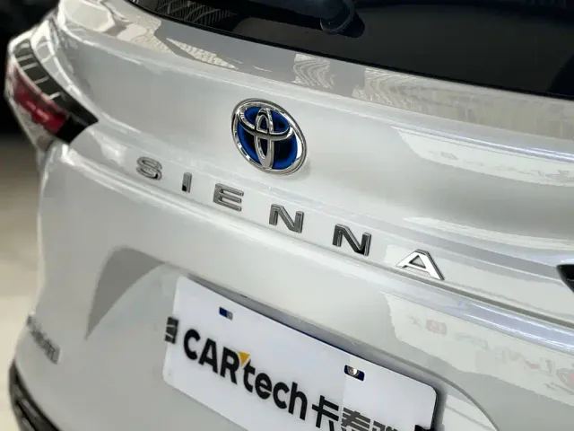 Toyota Sienna — Фото автомобиля 9