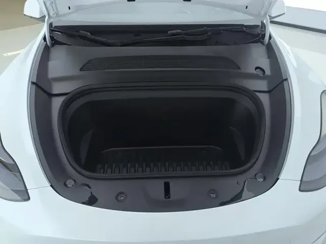 Tesla Model Y — Фото автомобиля 10