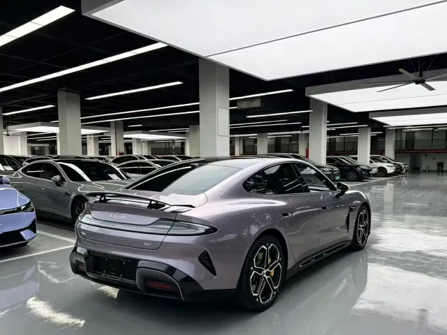 Xiaomi SU7 — Фото автомобиля 12