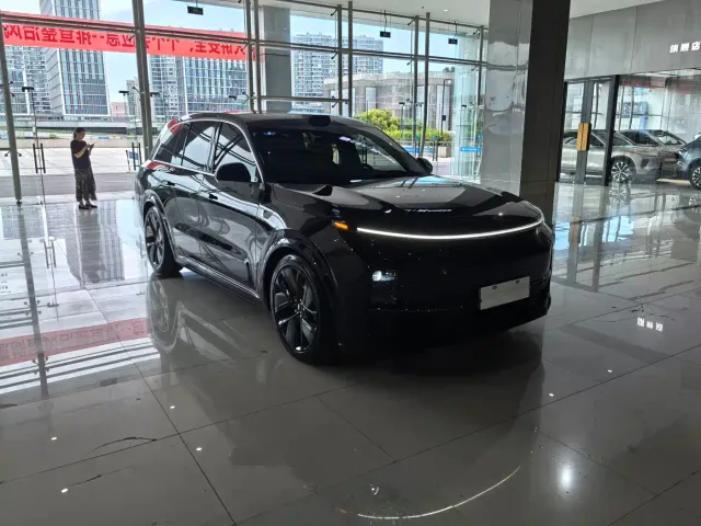 Li Auto L8 — Фото автомобиля 3