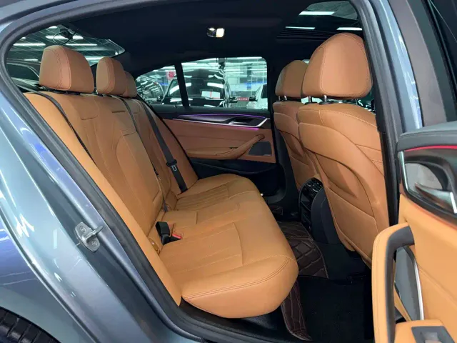 BMW 5 Series — Фото автомобиля 11