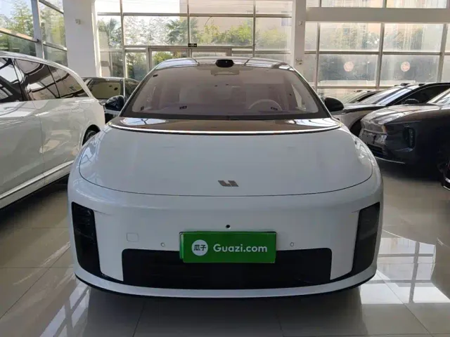 Li Auto i8 — Фото автомобиля 2