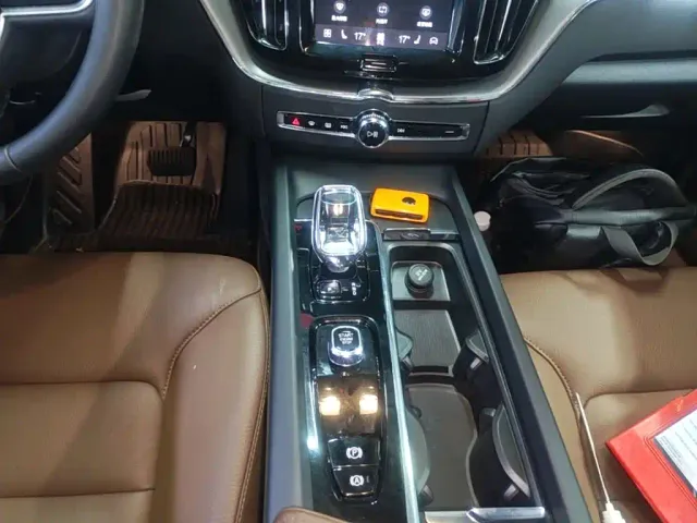 Volvo XC60 — Фото автомобиля 13