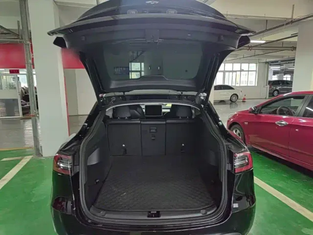 Tesla Model Y — Фото автомобиля 18