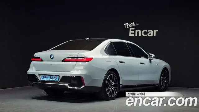 BMW i7 G70 — Фото автомобиля 2