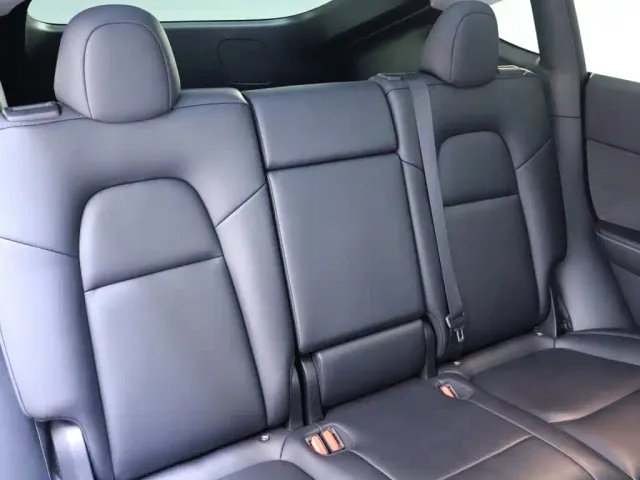 Tesla Model Y — Фото автомобиля 23