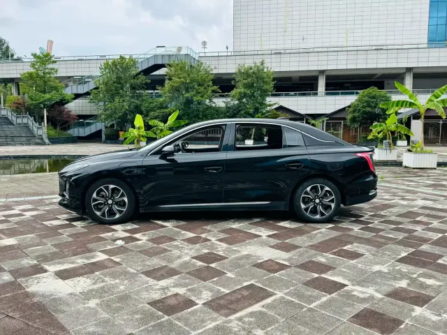 Hongqi E-QM5 — Фото автомобиля 3