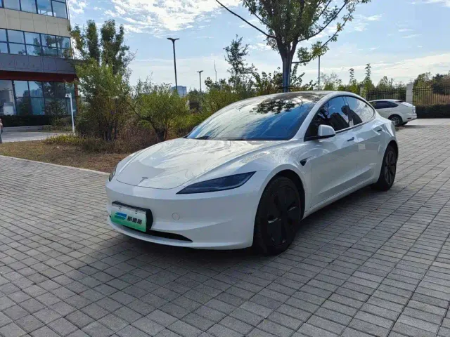 Фотография автомобиля — Tesla Model 3