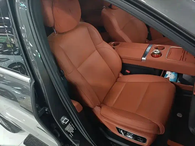 Li Auto L8 — Фото автомобиля 24