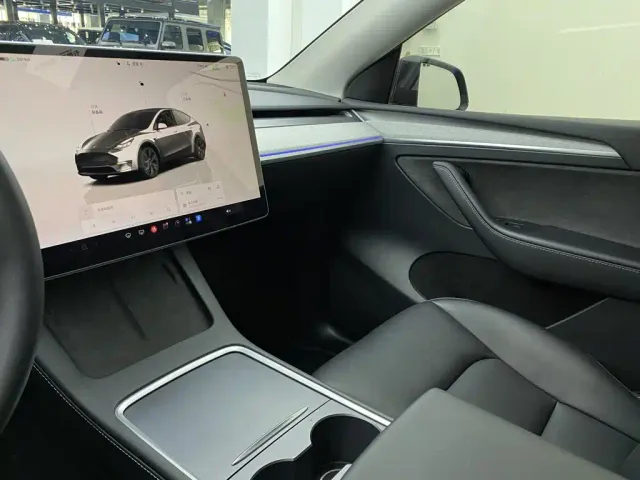 Tesla Model Y — Фото автомобиля 24
